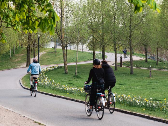 Tre personer, der cykler i København